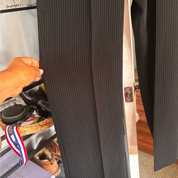 TAHARI SUIT - Picture 2 of 4